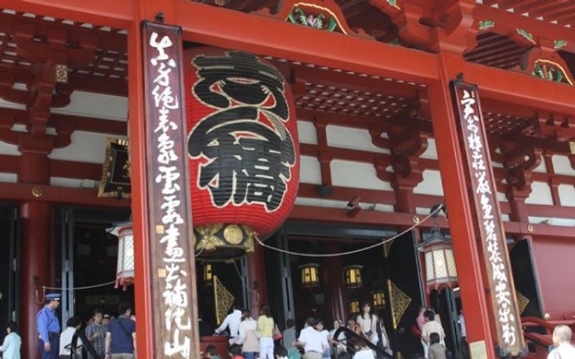 金龍山浅草寺本堂　大提灯「志ん橋」を奉納