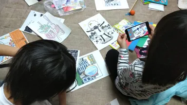 おうちで遊ぶ子ども達