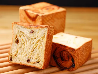 クロワッサン食パンラムレーズン