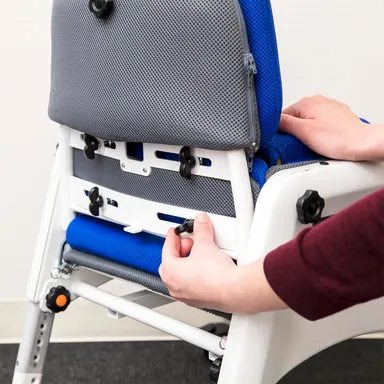 特長2：工具いらずの簡単調整