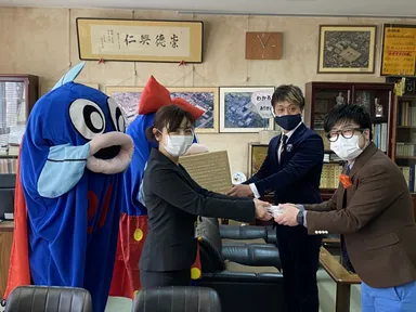 オリジナル立体マスク寄贈の様子2