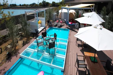 潮風を感じながらデッキテラス付のプライベート空間で最幸の一日を