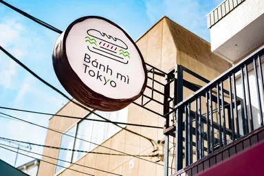 ロゴマークをプリントした外看板が目印