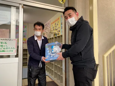 国際貿易が児童館や保育園へ顕微鏡とおもちゃ、マスクを寄付