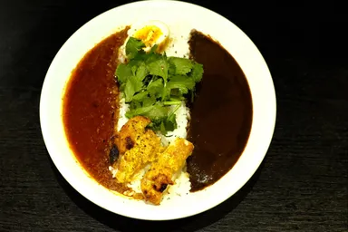 赤と黒のあいがけ