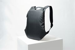 厚みわずか2cmの超薄型リュック！ミニマリストしぶ監修ブランド「less is」より極限まで削ぎ落とした最小限のリュックを5/7発売