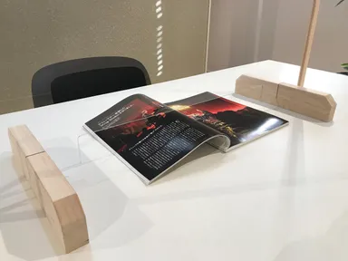 書類などの受け渡しに便利な隙間付き