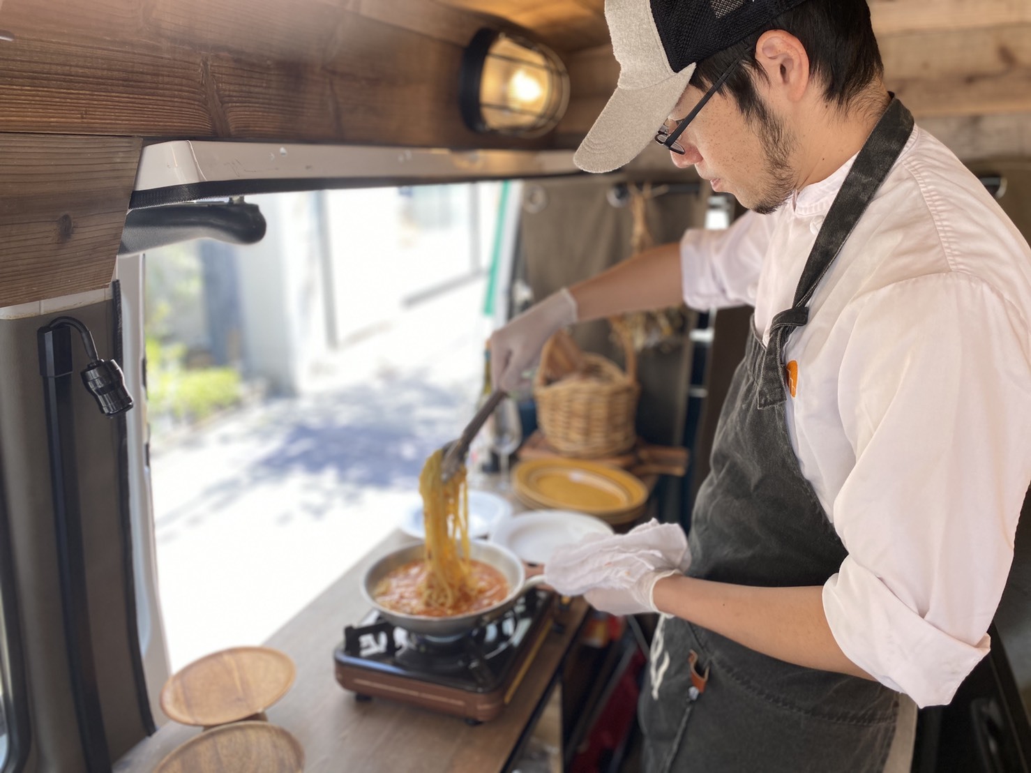 移動レストランがご自宅前まで出張 プロの料理人がおうちご飯を調理 Stay Home Eats ご家族食事応援プロジェクト開始 カラビナフードワークス株式会社のプレスリリース