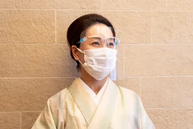 メガネタイプのフェイスシールド(写真：株式会社Serge源's 錦店女将)