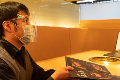 フェイスシールドでの接客イメージ