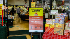 ビズライト・テクノロジー、小売店舗での三密回避による来店客と従業員の生命を守るためにAIで入店者数を制御する案内ディスプレイの提供開始