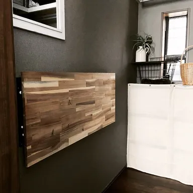 在宅勤務のために壁面に取り付けた TANNER Folding Bracket。椅子さえあればちゃんとしたホームオフィースが出来上がります。(1)