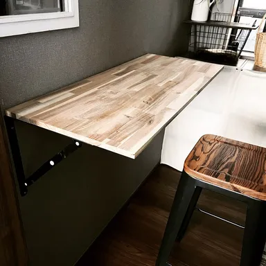 在宅勤務のために壁面に取り付けた TANNER Folding Bracket。椅子さえあればちゃんとしたホームオフィースが出来上がります。(2)