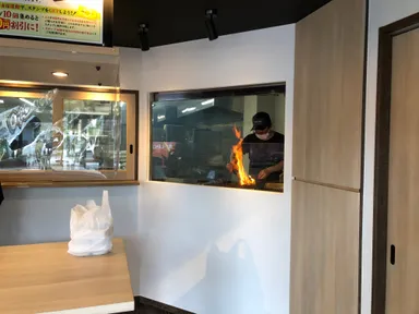 店内炭火焼き実演調理