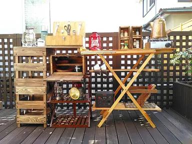 木箱はキャンプ棚と組み合わせるなどすれば、使い勝手が向上します