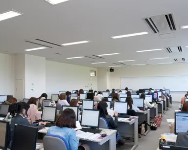 和洋女子大学　PC教室の授業風景