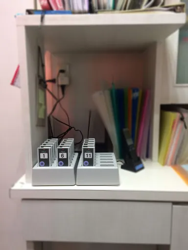 受付内に受信機と充電スタンド