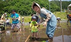 家族で農場の自然を満喫！全国の#おうち時間 へ、「オーガニック田植え祭」をライブ配信！