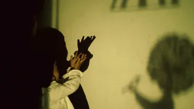 影　壁　真似をする子供