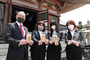 「ご祈祷クッキー」を持つ「あん庵」店主松田様(左)と四天王寺大学の学生