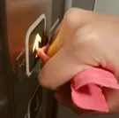エレベーターのボタン押し
