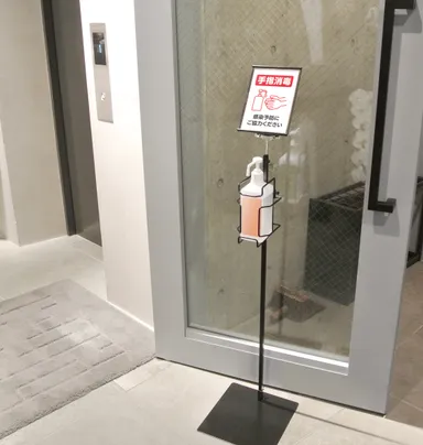 スマートなアルコール消毒液ボトルスタンド