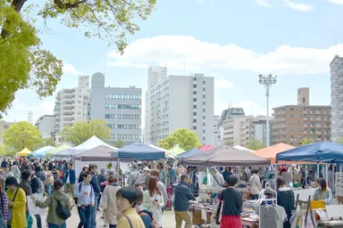 「湊川公園手しごと市」会場の様子