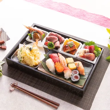 彩り豊かな湯快リゾートオリジナル「創作彩り御膳」