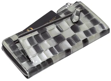 裏面には便利なポケット付き