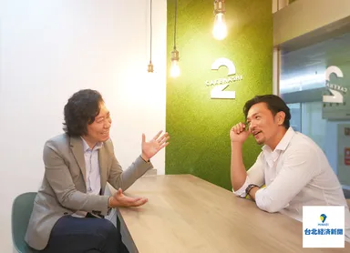 タレント夢多と秋山の対談の様子1