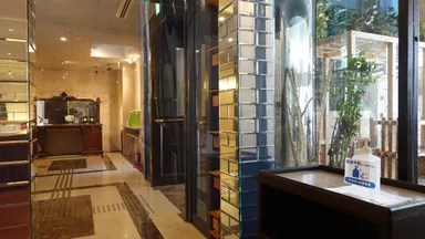 レストラン入口のアルコール設置