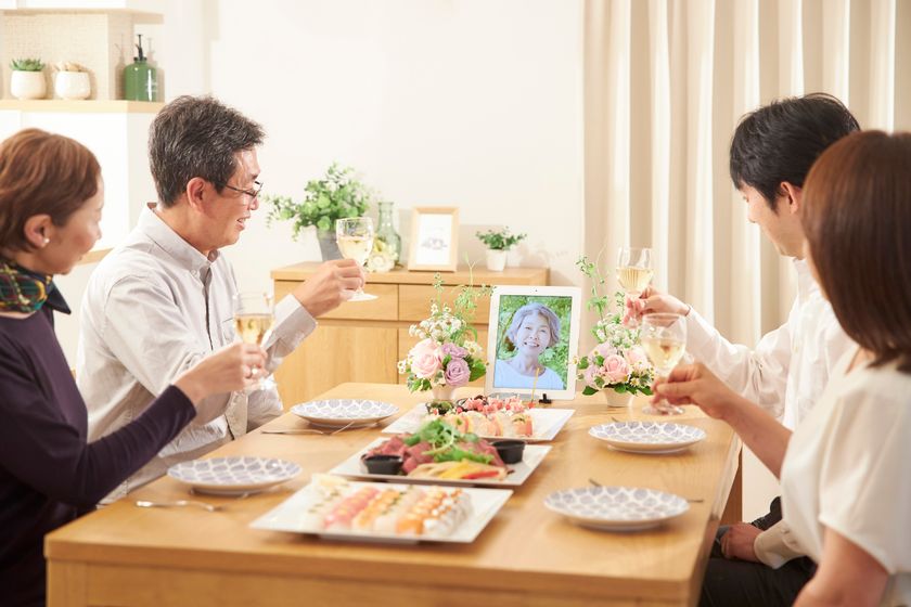 日比谷花壇のお葬式
「おうちで通夜」サービス、6月8日（月）から提供開始
1日葬や直葬の前夜は故人を偲びながら会食を。
