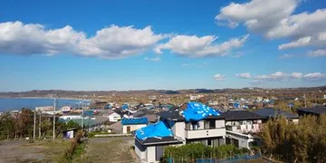 ブルーシートのかかる家