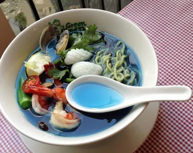 青のタイラーメンレンゲにスープ