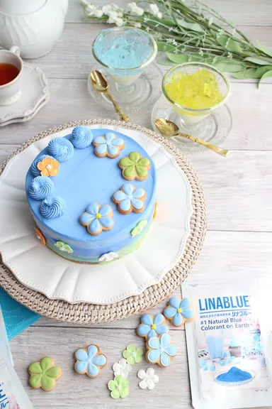 青いゼリーとケーキ