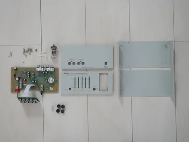 キット内容。シャーシ(4点)、基板、リベット、ネジ類、ACアダプター(24V)、ゴム脚、真空管(12AU7)。プラスドライバーのみで誰でも簡単に組み立て可能。