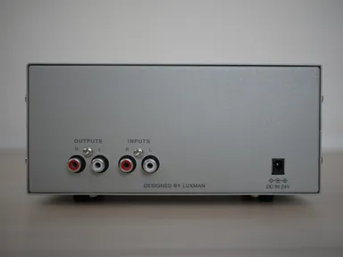 LXV-OT9リア。プリメインアンプやプリアンプのREC OUTと本機の入力(IN)、MONITORもしくはPLAYと本機の出力(OUT)をRCAケーブルで接続します。 ※モニター機能のないアンプの場合は、ソース機器の出力(OUT)を本機の入力(IN)へ接続、本機の出力(OUT)をアンプの入力(IN)へ接続。この場合、EQのON／OFFにかかわらず必ず本機が通った音になります。