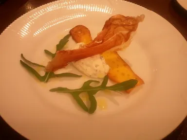 カプリーノ・チーズとサマートリュフのムースにぱりぱり生ハム