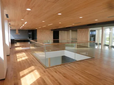 木質化した内装　食堂