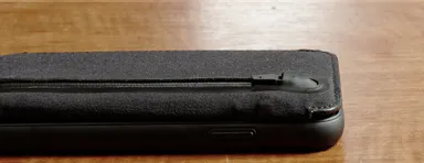 ストレッチ素材は復元力も高く収納力とスリムさを両立