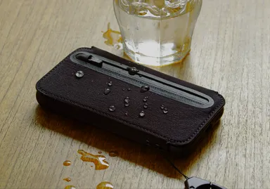 撥水性のあるストレッチ素材と止水ファスナー(YKK AquaGuard)により生活防水対応