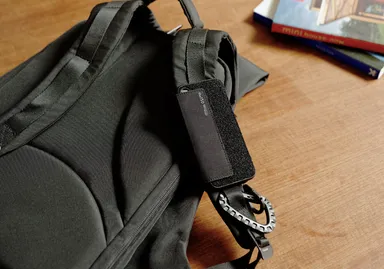 ケース背面の面ファスナーを利用しバックのストラップを包むようにして装着