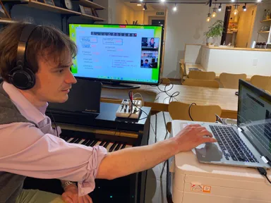 ホワイトボードの利用や画面上での楽譜の書き込みができます