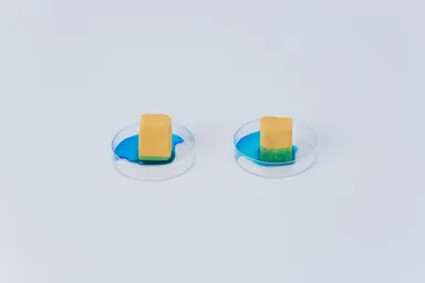 ナノ化による吸収力(左側　一般的な保湿力の高い化粧水・メーカー比)