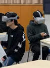 VR学習を行う同志社中学校の生徒