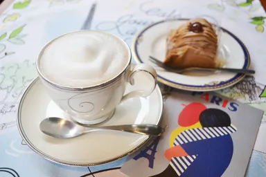 テレワークの合間の息抜きにおすすめのカフェオレ。ケーキとどうぞ