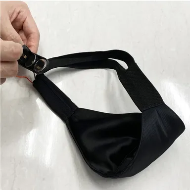 ゴムバンド部分にあるボタン電池で光る仕組み