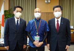 衛藤晟一内閣府特命担当大臣(沖縄担当相)、学校長　中村成希、宮崎政久法務大臣政務官