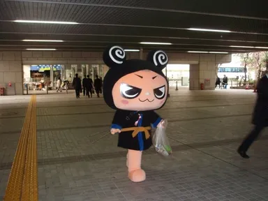 都庁清掃中のジロキッズ