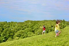 クローバー畑でシャボン玉を追いかける